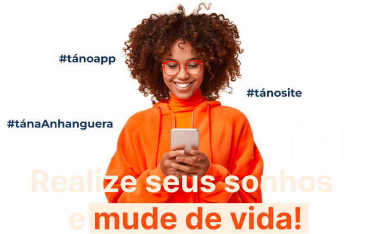 Moça usando app Anhanguera